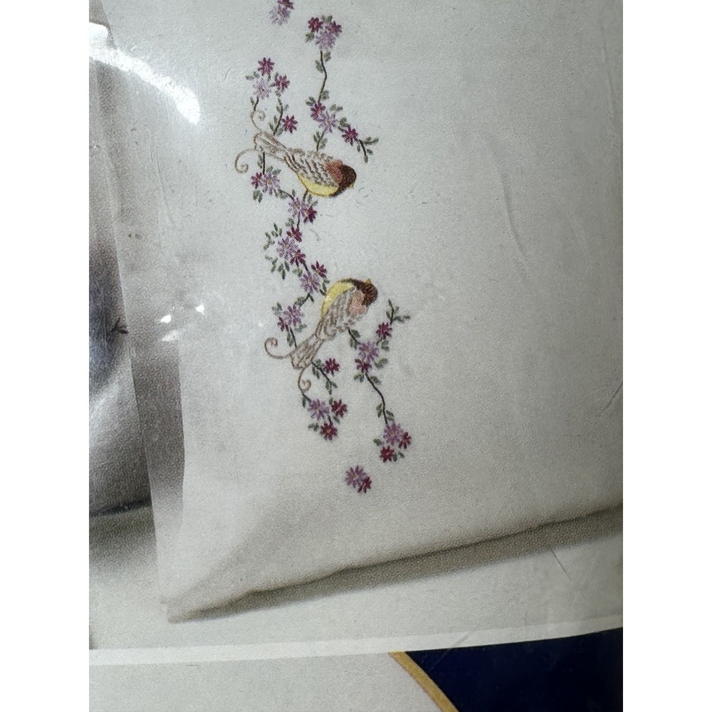 New Embroidery Kit Two Pillowcases Bird Pattern with Flowers Standard Vogart - Picture 2 of 9